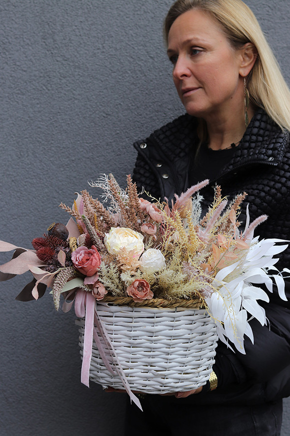 Boho Romance 2, kompozycja kwiatowa w koszu na grób