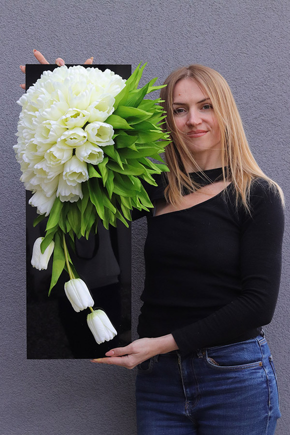Tulippo New Design White 2, dekoracja nagrobna na czarnej podstawie