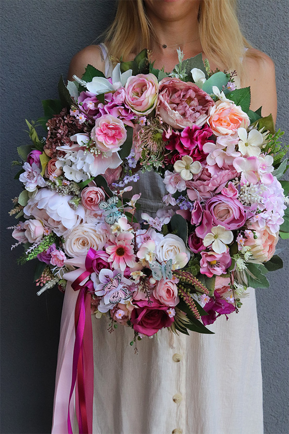 Naritea, różowy wianek kwiatowy z wstążkami