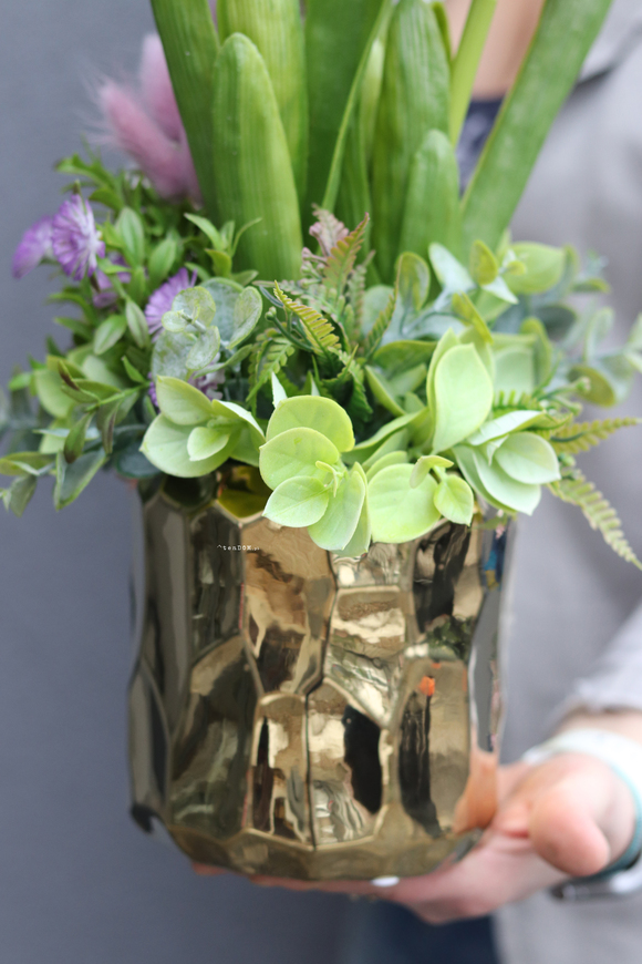 Hiacyntowo Gold, kompozycja z hiacyntów w złotej doniczce, wys.48cm 