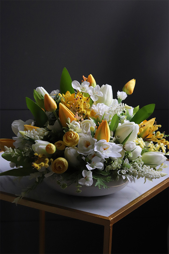 Amira Easter, dekoracja kwiatowa na stół wielkanocny