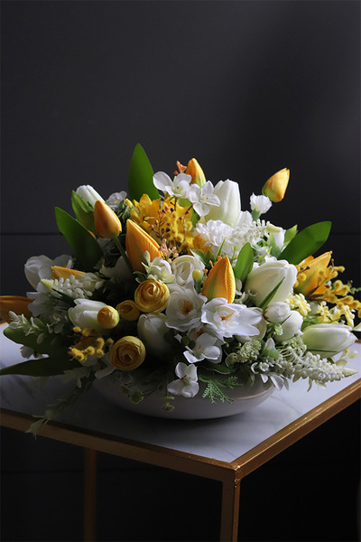 Amira Easter, dekoracja kwiatowa na stół wielkanocny