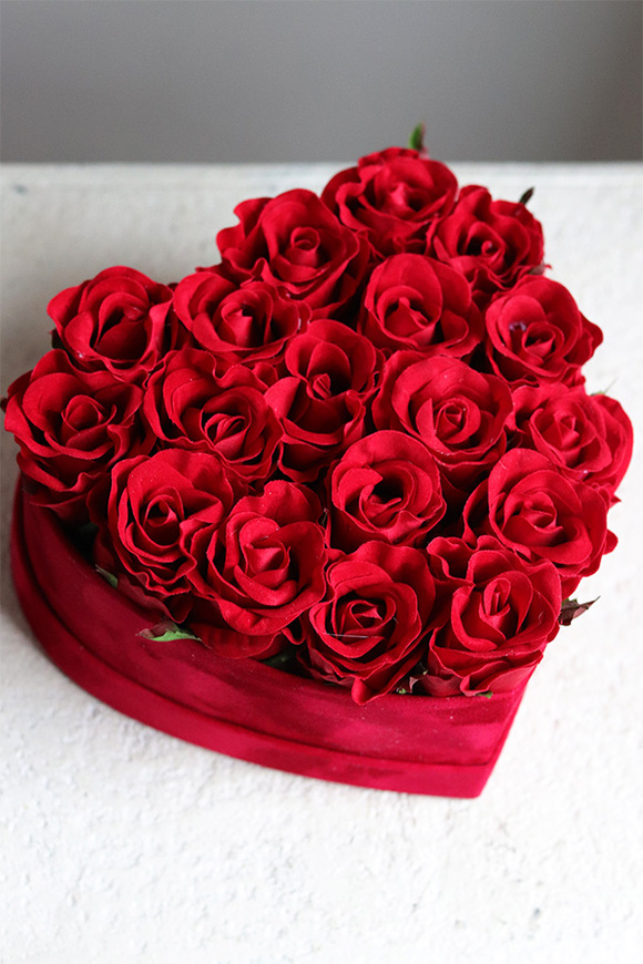 czerwony flowerbox z różami na walentynki, Walentynkowe Serce