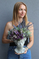 Dama Poetica Head, kompozycja kwiaty w głowie