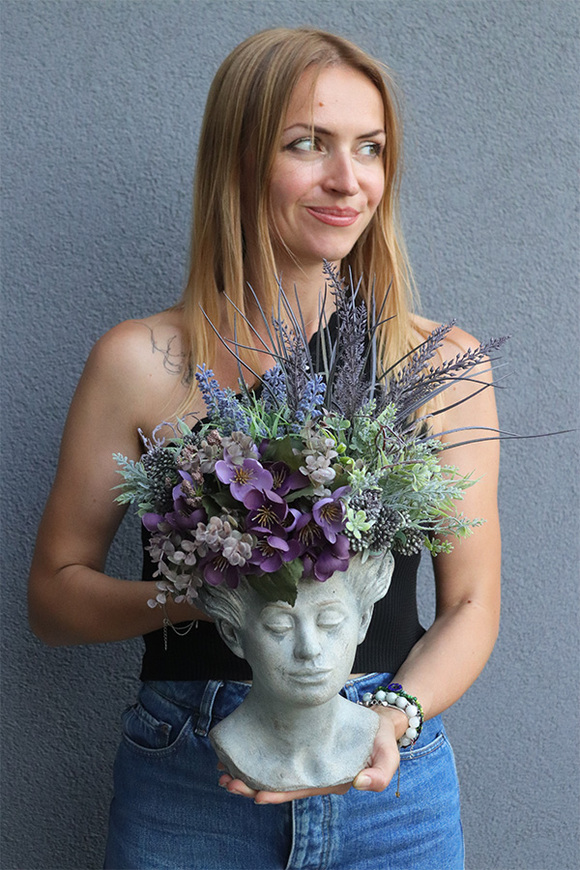 Dama Poetica Head, kompozycja kwiaty w głowie