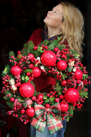 Świąteczna Iskra, czerwony świąteczny wianek z misiami