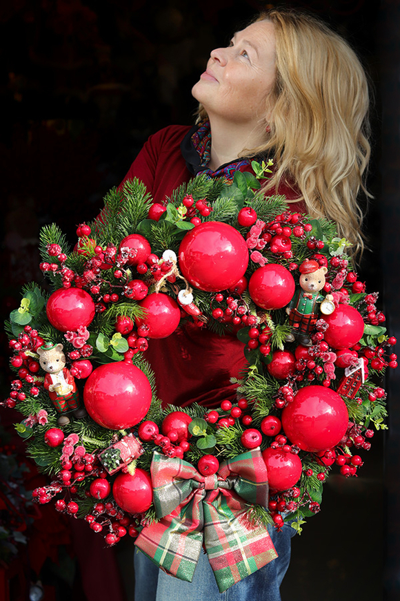 Świąteczna Iskra, czerwony świąteczny wianek z misiami