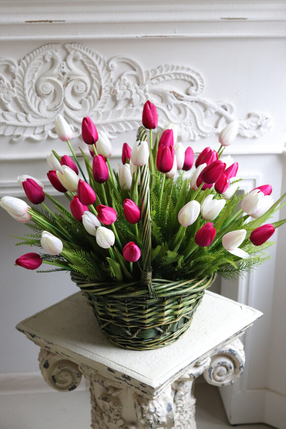 Spring Power, kompozycja z tulipanów w koszyku