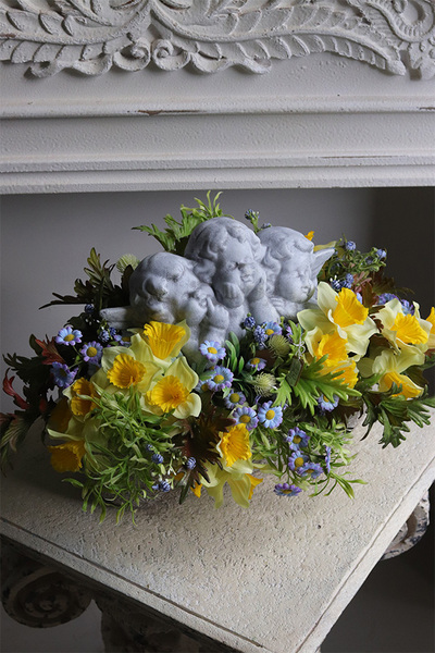 Luvina Spring, żółta dekoracja nagrobna z aniołami