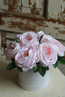 Pink Flowers, biały flowerbox z różami