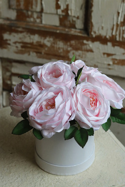 Pink Flowers, biały flowerbox z różami, wys.20cm