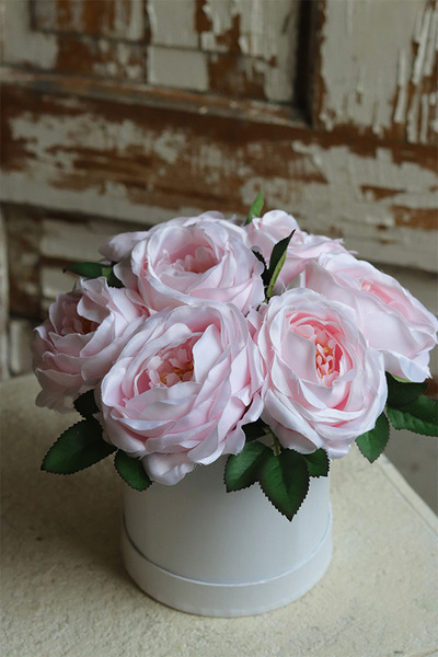 Pink Flowers, biały flowerbox z różami