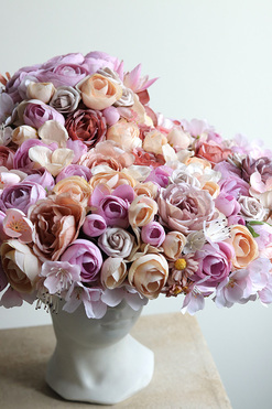 OD RĘKI Dama w Kapeluszu 3, kompozycja kwiatowa w głowie, wym.35x47cm