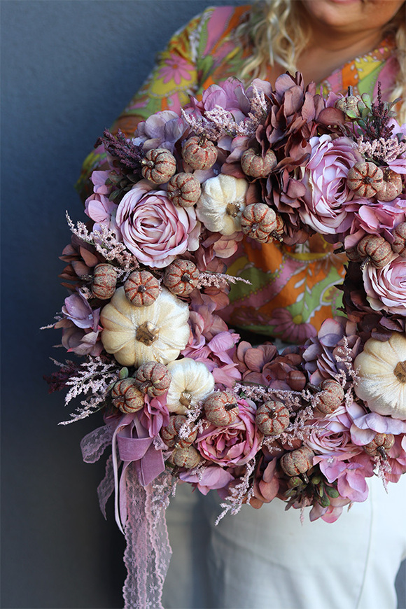 Jesienny Spokój, asymetryczny jesienny wianek z dyniami