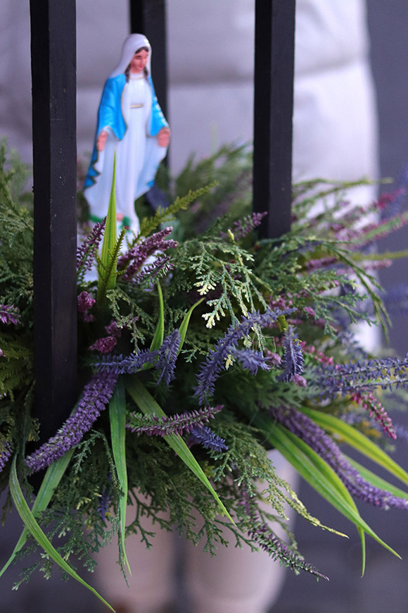 Angelo Heather Wood, kompozycja nagrobna w lampionie