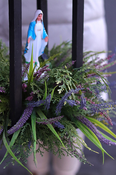 Angelo Heather Wood, kompozycja nagrobna w lampionie