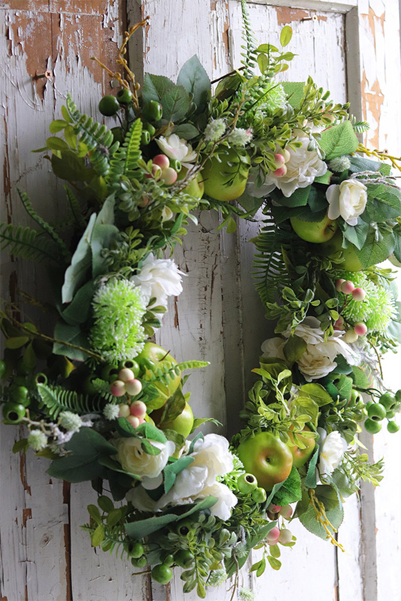 W Sadzie, wianek na drzwi z jabłkami