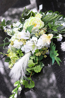 Memitre, bukiet nagrobny z zieloną peonią