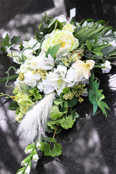 Memitre, bukiet nagrobny z zieloną peonią