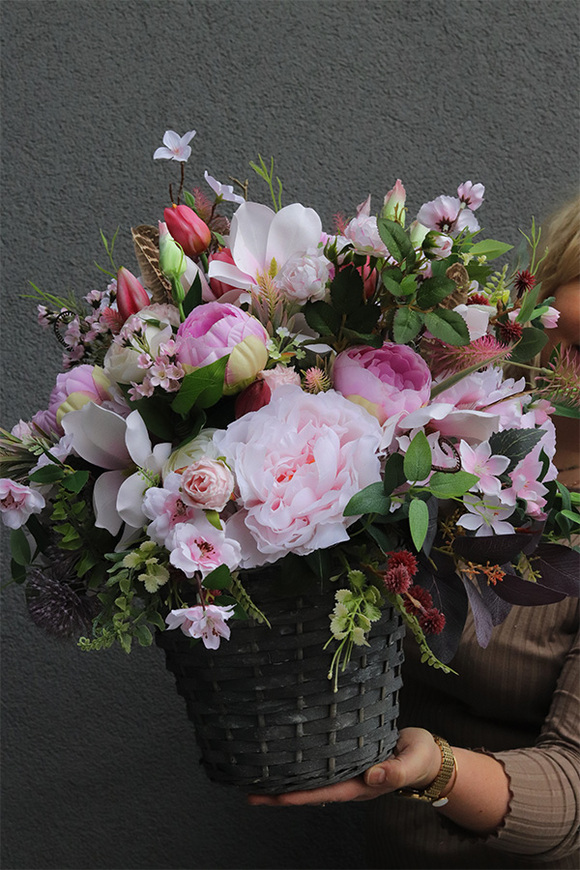 Pink Flowers, kosz z różowymi kwiatami