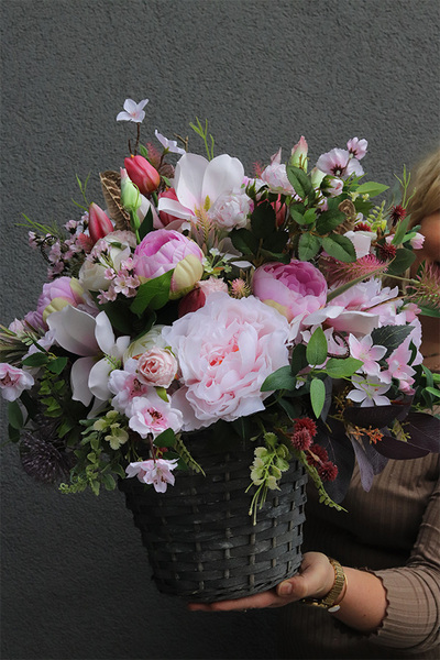 Pink Flowers, kosz z różowymi kwiatami