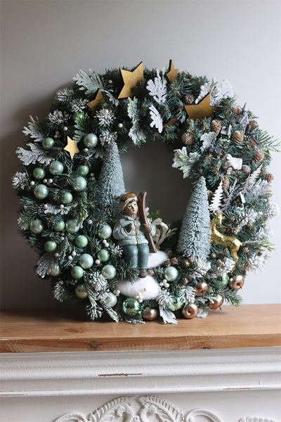 Krissy, świąteczny wianek na drzwi z narciarzem