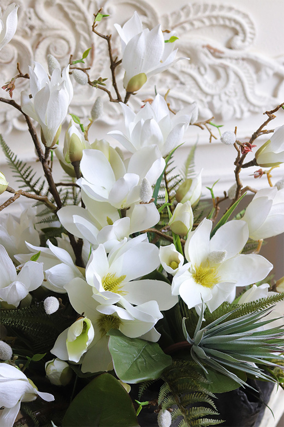 White Magnolie Volcan, nowoczesna kompozycja nagrobna w misie