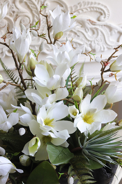 White Magnolie Volcan, nowoczesna kompozycja nagrobna w misie