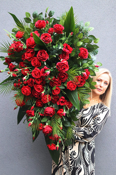 Gloria Reddita, wiązanka nagrobna z czerwonymi kwiatami