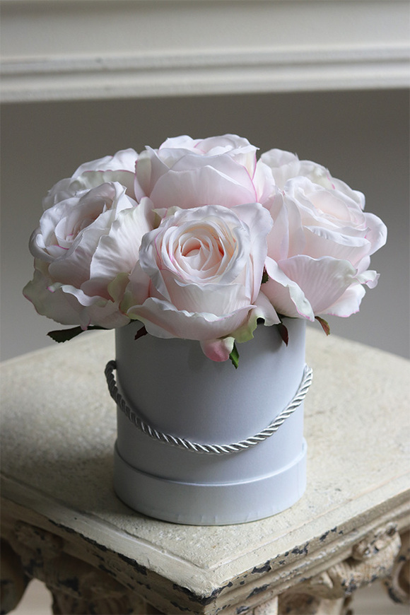 Delicate Roses, biały flowerbox z różami