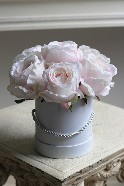 Delicate Roses, biały flowerbox z różami