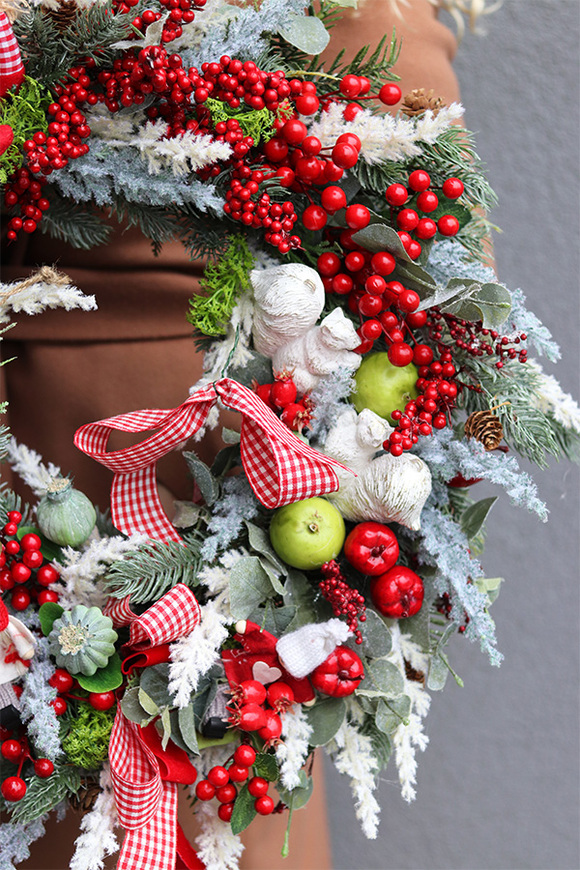 Reddine, świąteczny wianek dekoracyjny z domkiem