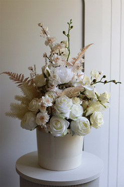 Lorient Heaven, kompozycja kwiatowa w kremowej donicy, wym.63x40cm