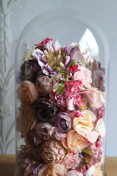 Kwiatovy, kompozycja pod szklanym kloszem (złota podstawa), wys.27cm