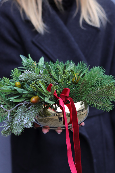 Winter Classic Mini, świąteczny stroik w złotej misie