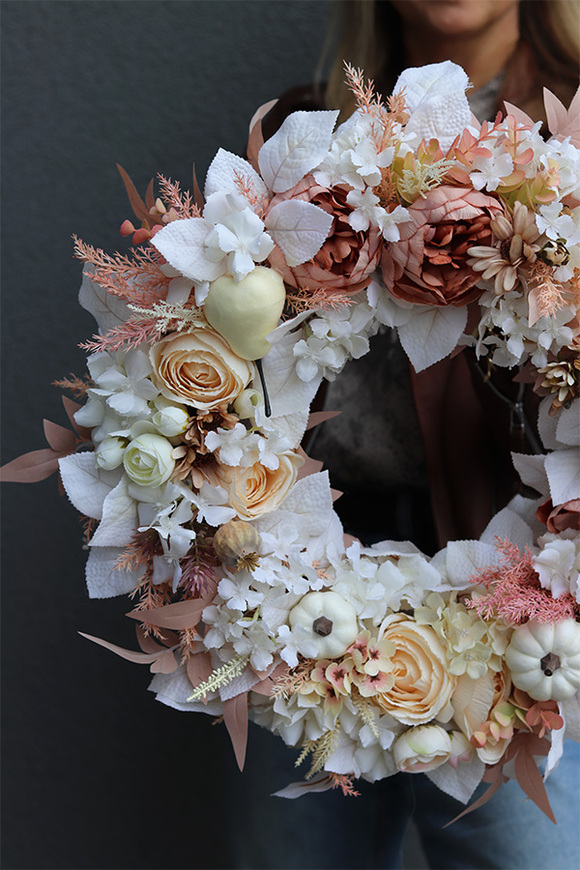 Sandy Fall, jesienny wianek z białymi dyniami