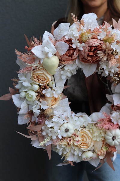 Sandy Fall, jesienny wianek z białymi dyniami