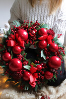 Czerwona Bajka, świąteczny wianek z bombkami