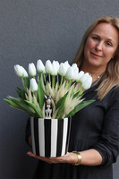 Wednesday Biel, kompozycja z piankowymi tulipanami w naczyniu