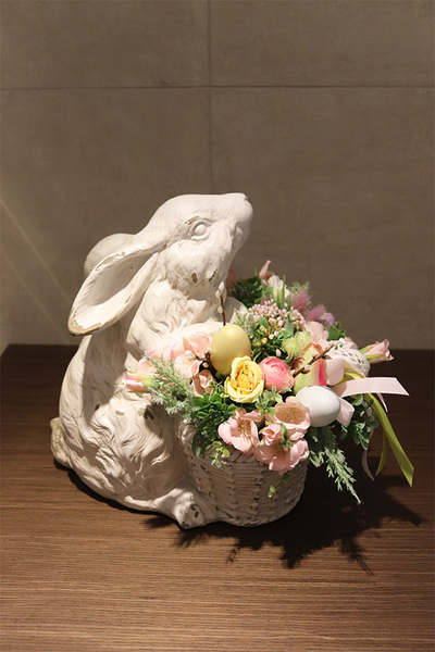Easter Bunny Flowers, wielkanocna kompozycja z zającem, wym.30x27x28cm