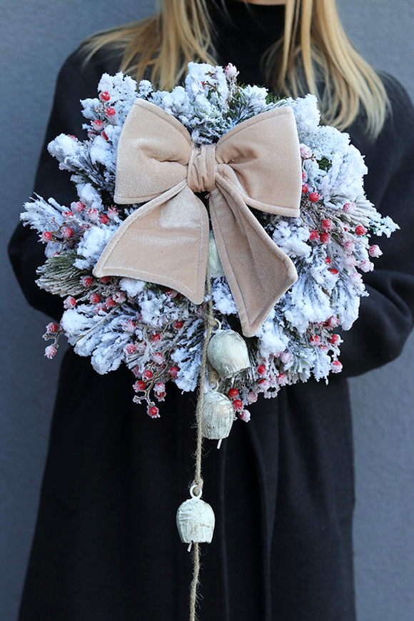 Śnieżny Puch Beige, zimowy wianek z dzwonkami