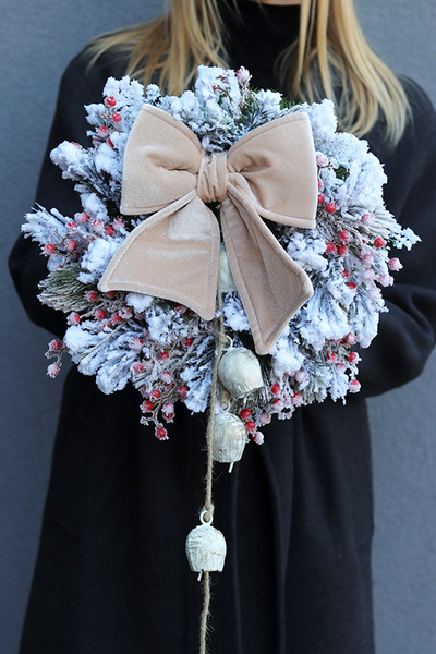 Śnieżny Puch Beige, zimowy wianek z dzwonkami