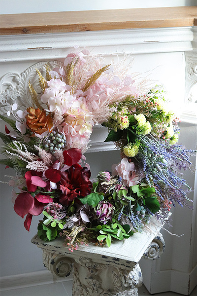 Kleopatra, efektowny wianek z kwiatami i sukulentami