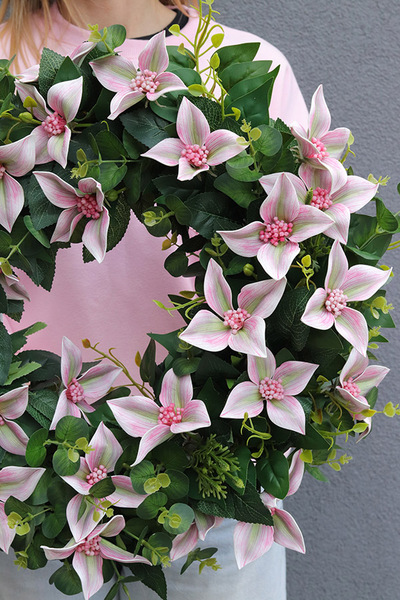 Dereń Kousa, kwiatowy wianek na drzwi