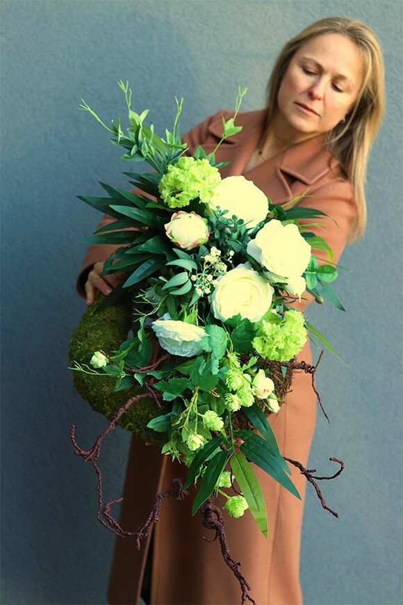 wieniec nagrobny, Jevina White