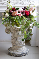 Miodowy Dom, kompozycja kwiatowa w łódce