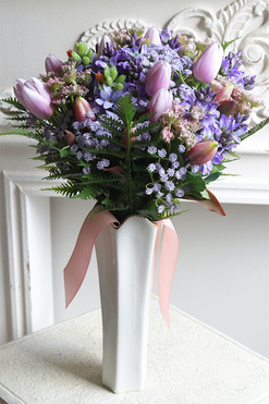 Fioletowa Nadzieja Fleur, bukiet w białym wazonie, wys.50cm