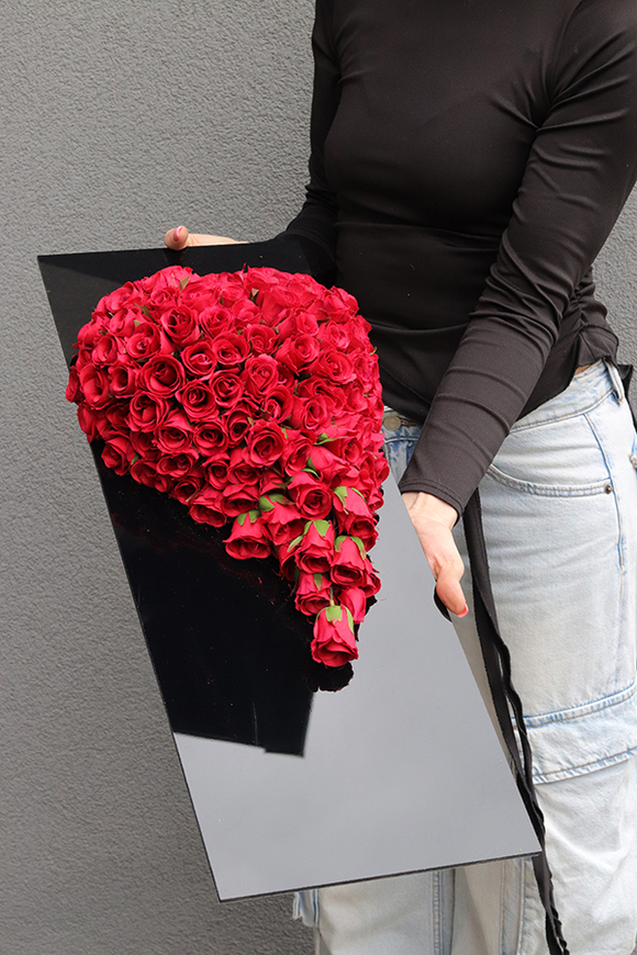 New Design Love, dekoracja nagrobna na czarnej podstawie serce