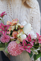 Norblina Hillton, kolorowa kompozycja kwiatowa