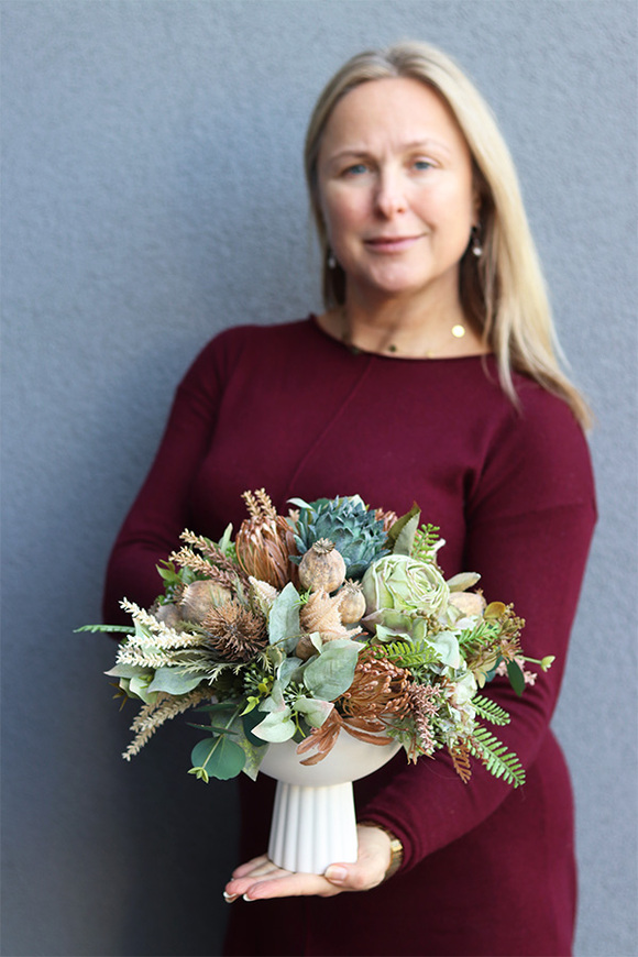 Green November Jazz, kompozycja kwiatowa w białym pucharze